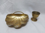 Lote de petisqueira e porta ovo em metal dourado. Medindo a petisqueira 19,5cm x 16,5cm x 6,5cm de altura.