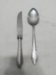 Jogo de colher de servir e facão em aço inox Wolff, modelo rosinha. Medindo a faca 27cm de comprimento.