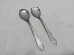 Par de talher de salada em aço inox Wolff, modelo rosinha. Medindo 19,5cm de comprimento.