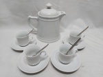 Jogo de bule e 4 xícaras de chá em porcelana branca. Acompanha 4 colheres de chá. Medindo o bule 17cm de altura.