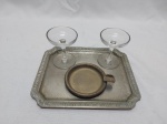 Lote de bandeja quadrada e cinzeiro em metal prateado e 2 taças de licor em vidro. Medindo a bandeja 19cm x 15,5cm.