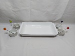 Lote de travessa retangular, 4 cumbucas bowl em porcelana branca e 4 colheres em aço. Medindo a travessa 39cm x 22cm x 5,5cm de altura.