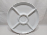 Petisqueira redonda com 5 divisões em porcelana branca. Medindo 32,5cm de diâmetro.
