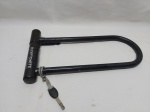 Fechadura de bicicleta U da marca Kryptonite Keeper. Medindo 33,5cm x 14cm.