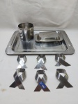 Lote de bandeja, manteigueira, argolas de guardanapo e açucareiro com colher e sem tampa, peças em aço. Medindo a bandeja 36,5cm x 26cm.