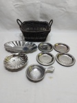 Lote de cesta em ratam trançado, descanços de copo e 3 petisqueiras em aço. Medindo a cesta 20,5cm x 19cm x 9cm de altura.