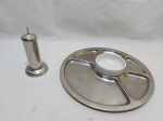 Petisqueira com 5 divisões em aço inox e cumbuca para pasta em porcelana e paliteiro em prata 90. Medindo a petisqueira 25,5cm de diâmetro.
