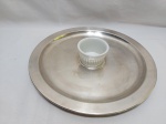 Petisqueira redonda em prata 90 com recipiente para pastas em porcelana. Medindo 33cm de diâmetro.