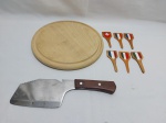 Tábua para corte de queijos, cutelo e 6 placas identificadoras em madeira. Medindo 24cm de diâmetro.