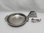 Lote diverso em aço inox, composto de travessa redonda, porta guardanapo e espremedor de limão. Medindo a travessa 21cm x 3,5cm de altura.
