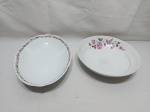 Lote de 2 travessas em porcelana, sendo uma oval Real e uma redonda Schmidt. Medindo o redondo 25cm x 6cm de altura.