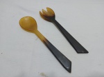 Par de talher de salada em chifre bicolor. Medindo 25cm de comprimento.