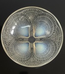 Rene Lalique Bow Art Deco Opalescente em perfeito estado de conservação  Medidas  24 cm de Diâmetro