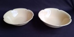 Lote com duas antigas  saladeiras redondas , em porcelana inglesa, de manufatura JOHNSON BROS, modelo Goldendawn. Medida da maior 23cm diâmetro.
