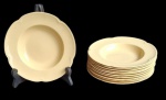 Lote contendo 11 pratos de sopa circular, com bordas onduladas  , em porcelana inglesa, de manufatura JOHNSON BROS, modelo Goldendawn. Alguns  apresentam craquelado.