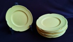Lote contendo 13 pratos rasos, circular, com bordas onduladas  , em porcelana inglesa, de manufatura JOHNSON BROS, modelo Goldendawn. Alguns  apresentam craquelado.