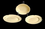 Lote contendo 3 antigas travessas, sendo 2 rasas e 1 funda,  ovais, com bordas onduladas  , em porcelana inglesa, de manufatura JOHNSON BROS, modelo Goldendawn. Apresentam craquelados e manchas. Medidas 29x23cm.