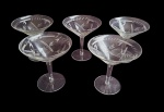 Lote com 5 taças de cristal, para Martini, bojo lapidado com ramas. 2 apresentam bicados e lascado.