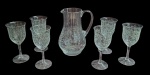 Magnífico jarro para água, finamente trabalhado em cristal, em formato bojudo, com parte superior mais estreita, acompanhada de 6 taças ,  de estilo clássico e elegante, com lapidações bordadas de folhagens. Medidas.....