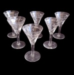 Lote com 6 (seis)  taças de cristal, para licor, bojo lapidado com ramas.