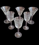 Lote com 6 (seis)  taças de cristal, para licor,  com ricas lapidações.  3  (três) de cada modelo. Duas apresentam bicados.