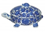 Espetacular e exótica sopeira de porcelana oriental em forma de tartaruga. Medida 26,5x25,5cm.
