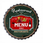 Grande placa de metal em forma de chapinha com dizeres " Restaurant Pasta Menu 1961" estilo retrô. Medida 33 cm