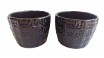 Par de cachepô em porcelana com decoração raiada. Medidas 12x9 cm.
