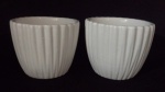 Par de cachepô em porcelana com decoração raiada. Medidas 12x9 cm.