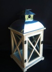 Grande lanterna decorativa em madeira com parte superior em metal cromado. Medida 22x22x45cm