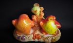 Saleiro e pimenteiro com suporte, tudo em porcelana ricamente policromada com motivos de estrela do mar.