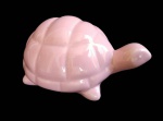 Tartaruga de porcelana rosa. Medida 14cm.