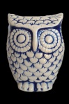 Grande coruja e porcelana trabalhada. Medida 16x22cm.