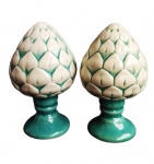 Belíssimo e elegante par de pinhas em porcelana medindo 19 cm de altura.