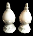 Par de belas pinhas em porcelana ricamente trabalhada. Medida 30 cm de altura.