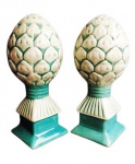 Grandes pinhas com base trabalhada em porcelana, ricamente adornadas e trabalhadas. Medida 34cm.