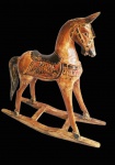 Grande objeto decorativo de cavalo de balanço de origem oriental, confeccionado em bloco de madeira ricamente trabalhada. Medida 41x46cm.