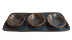 Petisqueira, com três recipientes em forma de conchas e uma bandeja em cerâmica, na cor azul petróleo. Medidas: 30x13cm
