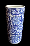 Bengaleiro em porcelana azul e branca ricamente trabalhada. Medida 44 cm de altura. Lote não pode ser enviado pelos correios.