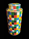 Espetacular e grande potiche oriental em porcelana com padrões geométricos e filetes de ouro nas bordas. Medida 40 cm de altura.