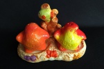 Saleiro e pimenteiro em base com motivos marítimos, ambos em porcelana.