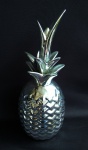 Elegante abacaxi decorativo em porcelana cromada com riqueza de acabamentos. Medida 30 cm de altura.