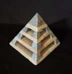 Linda pirâmide decorativa em pedra sabão. Medida 10x10cm