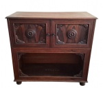 Móvel estilo buffet com 4 portas e confeccionado em madeira nobre. Medida 90x40cm e 84 cm de altura. Lote deve ser retirado na Barra da Tijuca mediante agendamento prévio. VEJA FOTOS EXTRA.