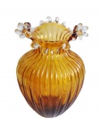 Murano com bordas onduladas e esferas nas pontas. Medida 18 cm de altura.