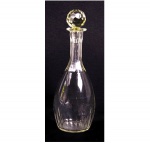 Licoreira em cristal de lapidação dita dedão, acabamento com pescoço ressaltado em relevo e encimada por belíssima tampa lapidada estilo diamante. Medida 36 cm de altura.