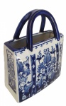 Diferente e espetacular floreira em porcelana oriental com florais e guirlandas. Medida total 19x25cm.