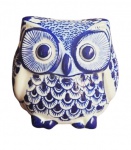 Grande coruja de porcelana ricamente policromada. Medida 14x13 cm de altura.