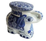 Grande elefante de porcelana com rica policromia de guirlandas em tom azul e branco.. Medida 26x14x23cm.