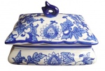 Grande e espetacular porta joias/objetos em porcelana oriental com florais e guirlandas e encimado por belo puxador. Medida 21x16x18cm